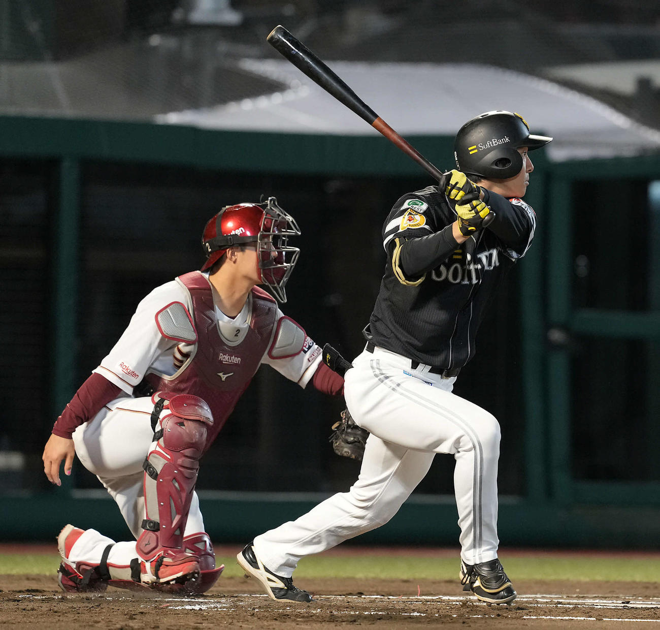 楽天対ソフトバンク　1回表ソフトバンク1死二、三塁、左犠飛を放つ柳町（撮影・たえ見朱実）