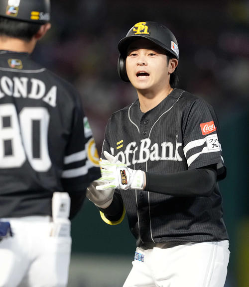 楽天対ソフトバンク　2回表ソフトバンク1死三塁、右前適時打を放った川瀬（撮影・たえ見朱実）