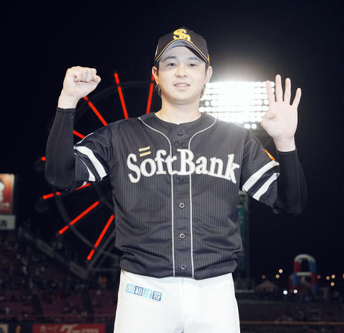 楽天対ソフトバンク　楽天に勝利し笑顔「M4」のポーズを決めるソフトバンク川瀬（撮影・たえ見朱実）