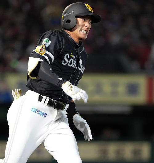 楽天対ソフトバンク　1回表ソフトバンク無死、右前二塁打を放ち笑顔を見せる柳田（撮影・たえ見朱実）
