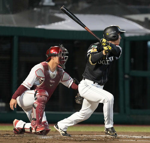 楽天対ソフトバンク　1回表ソフトバンク1死二、三塁、左犠飛を放つ柳町（撮影・たえ見朱実）