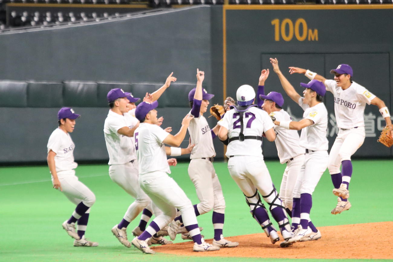 優勝が決まり集まって喜ぶ札幌大ナイン。中央は完投勝利を挙げた宮田（撮影・保坂果那）