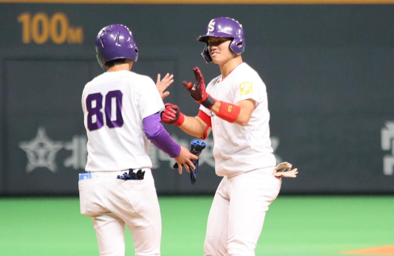 6回無死一、三塁、勝ち越しの適時打を放った札幌大の石井（右）（撮影・保坂果那）