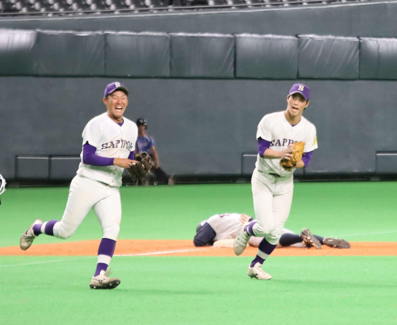 勝利が決まり喜ぶ札幌大の宮田（右）と近藤（撮影・保坂果那）