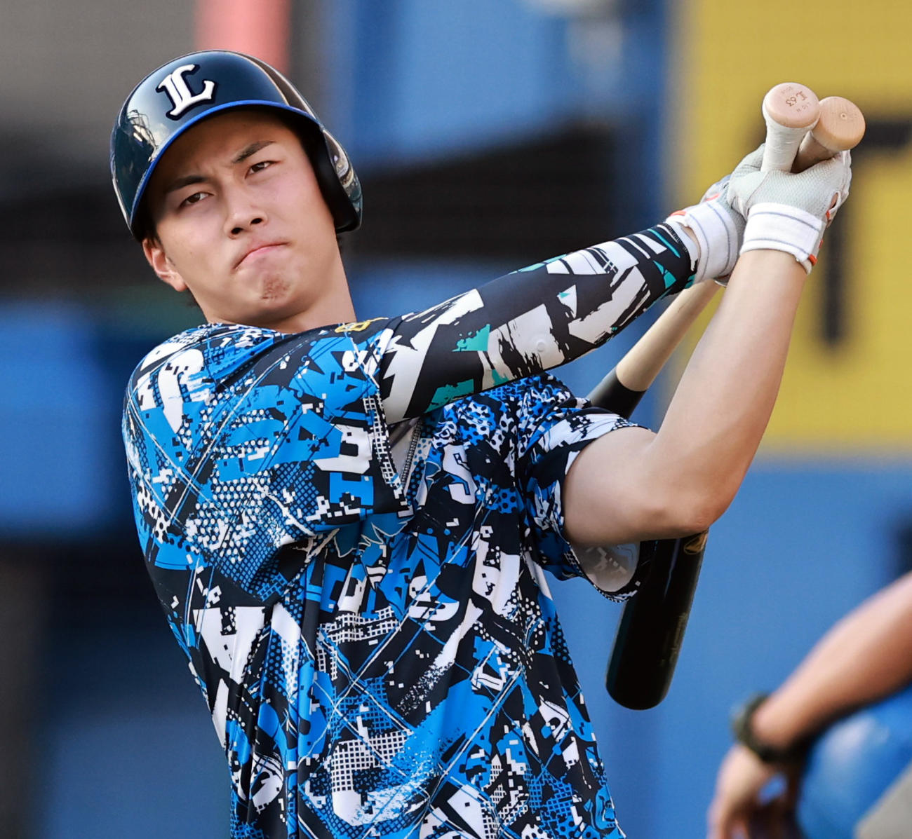 ロッテ対西武　試合前に調整する西武長谷川（撮影・野上伸悟）