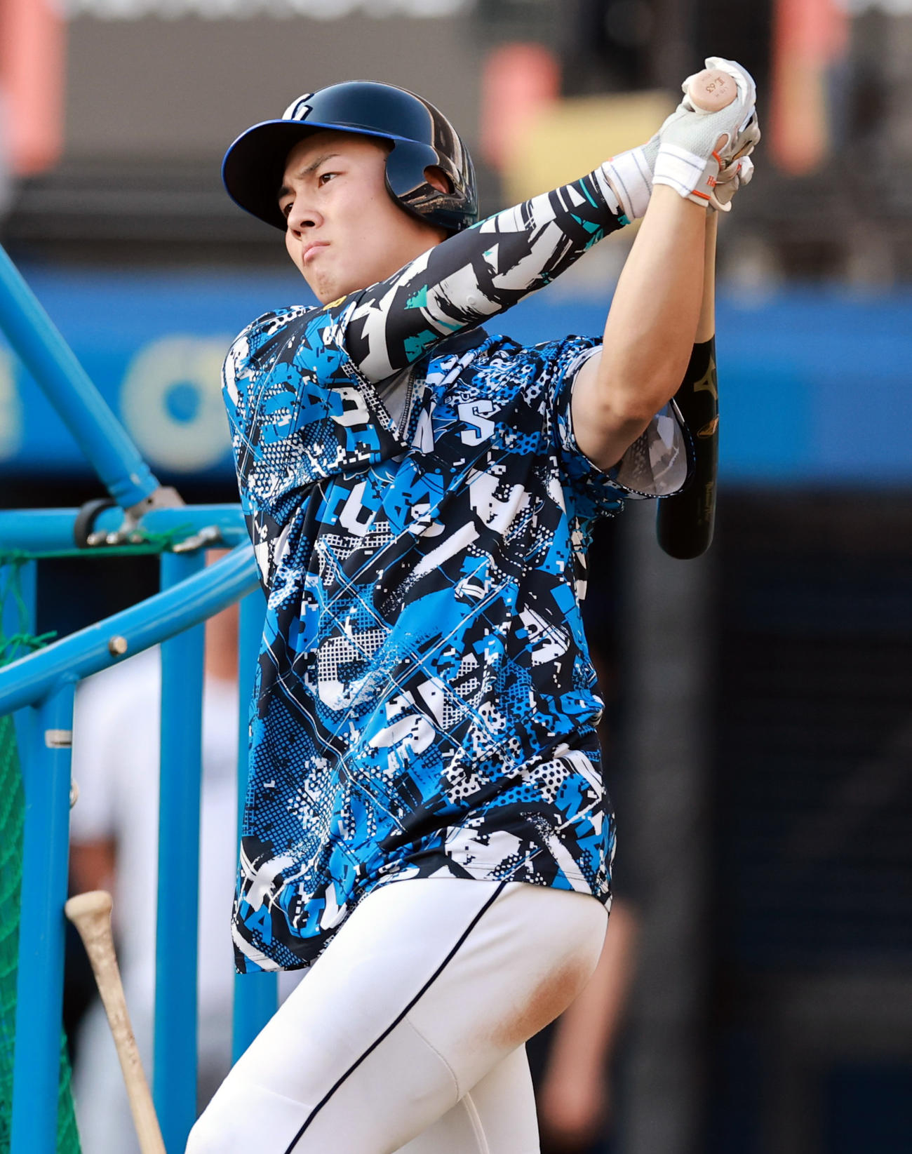 ロッテ対西武　試合前に調整する西武長谷川（撮影・野上伸悟）