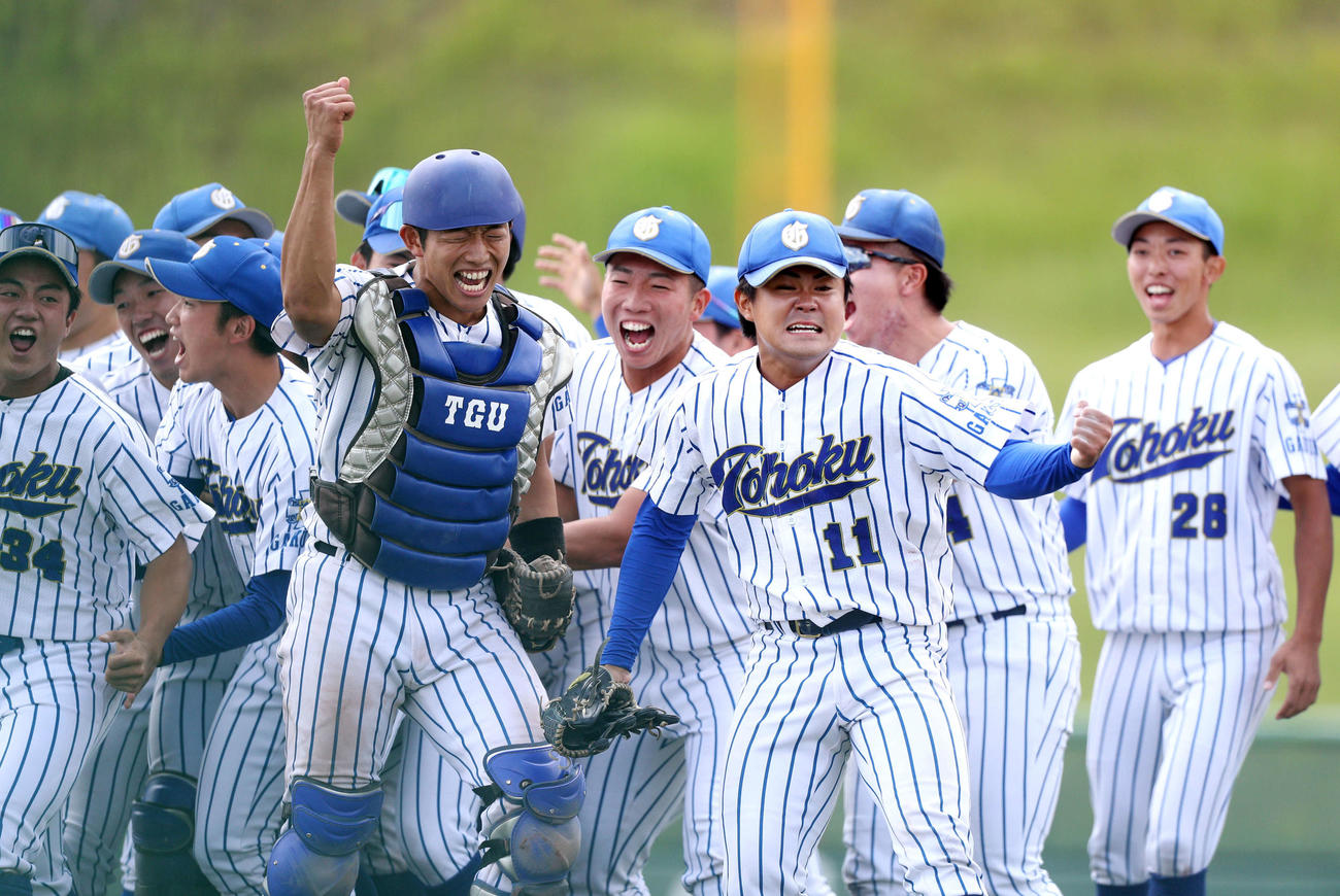 東北福祉大対東北学院大　勝利を喜ぶ東北学院大ナイン（撮影・木村有優）