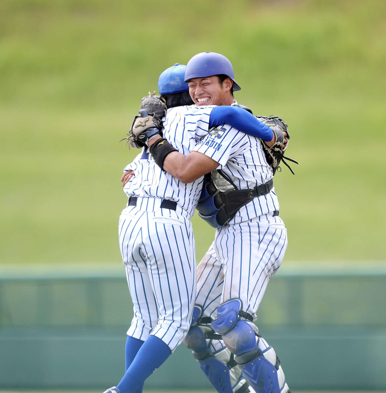 東北福祉大対東北学院大　勝利を抱き合って喜ぶ東北学院大の堀川（左）と田村（撮影・木村有優）