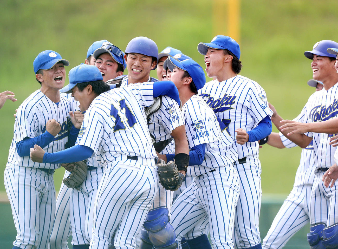 東北福祉大対東北学院大　勝利を喜ぶ東北学院大ナイン（撮影・木村有優）