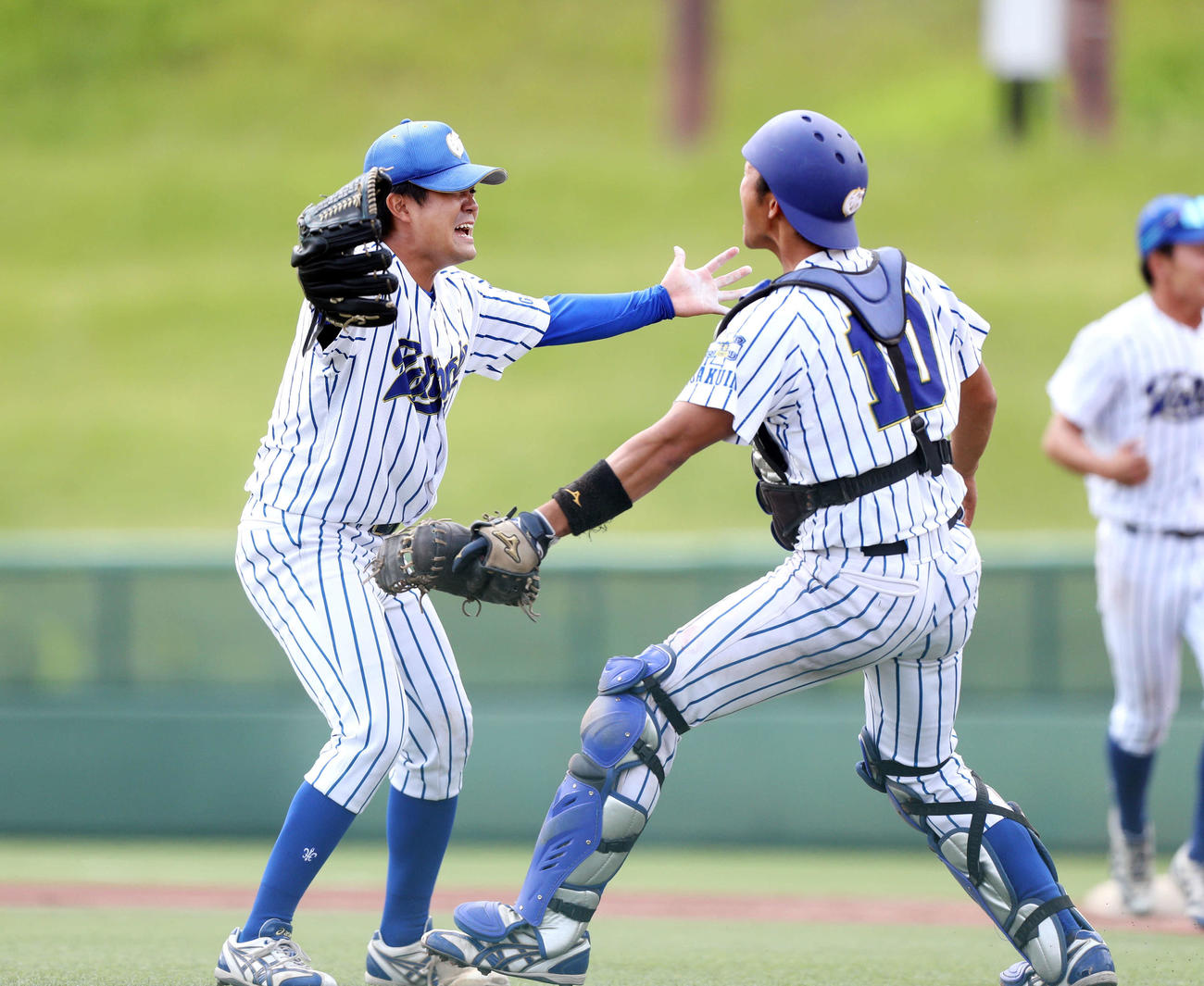 東北福祉大対東北学院大　勝利を喜ぶ東北学院大の堀川（左）と田村（撮影・木村有優）
