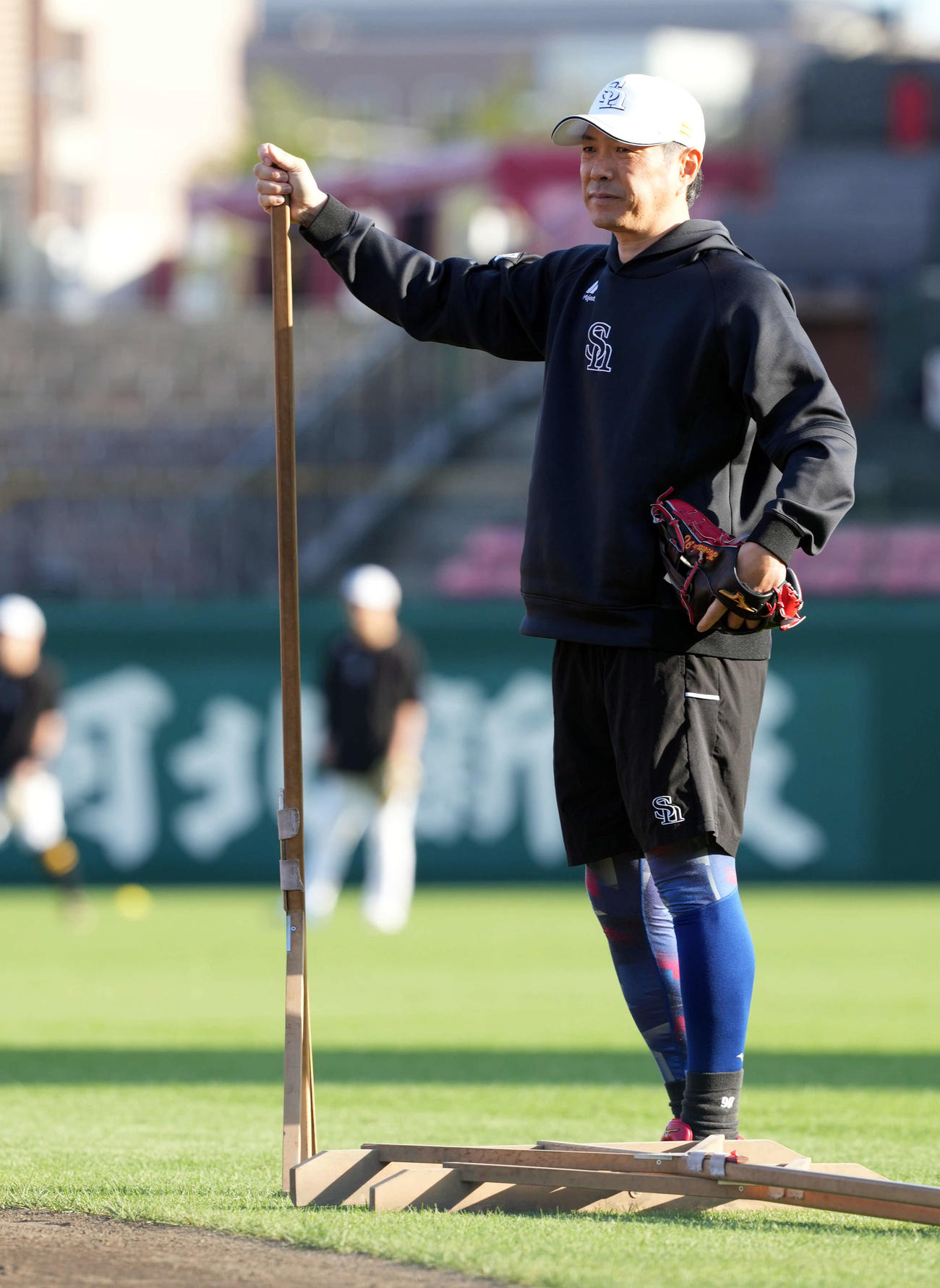 楽天対ソフトバンク　選手の動きを見るソフトバンク小久保監督（撮影・たえ見朱実）