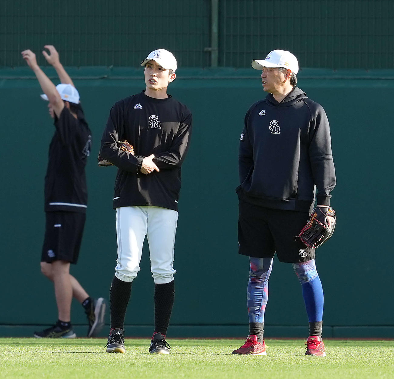 楽天対ソフトバンク　ソフトバンク小久保監督（右）は周東と話をする（撮影・たえ見朱実）