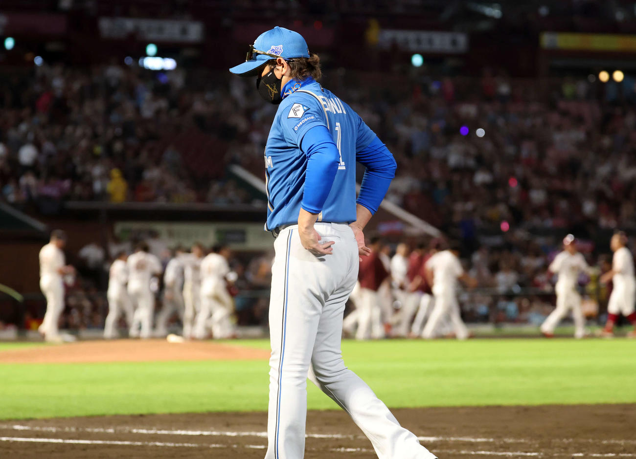 9月17日の楽天戦でサヨナラ負けを喫し、喜ぶ楽天の選手たちの手前でうつむく日本ハム新庄監督（
