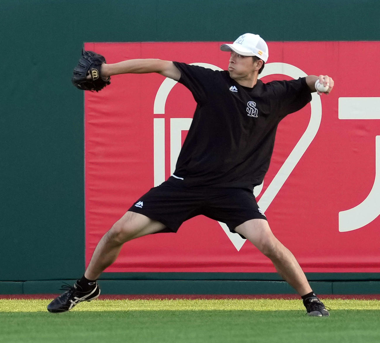 楽天対ソフトバンク　外野でキャッチボールをするソフトバンク大関（撮影・たえ見朱実）