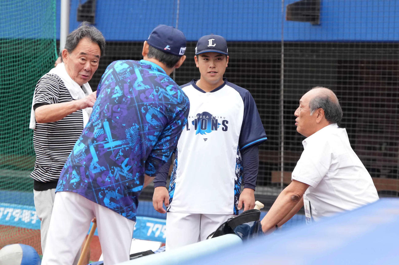 試合前の練習で談笑する、左から野球評論家の東尾氏、西武西口監督、仲三河、本紙評論家の渡辺氏（2025年7月11日撮影）