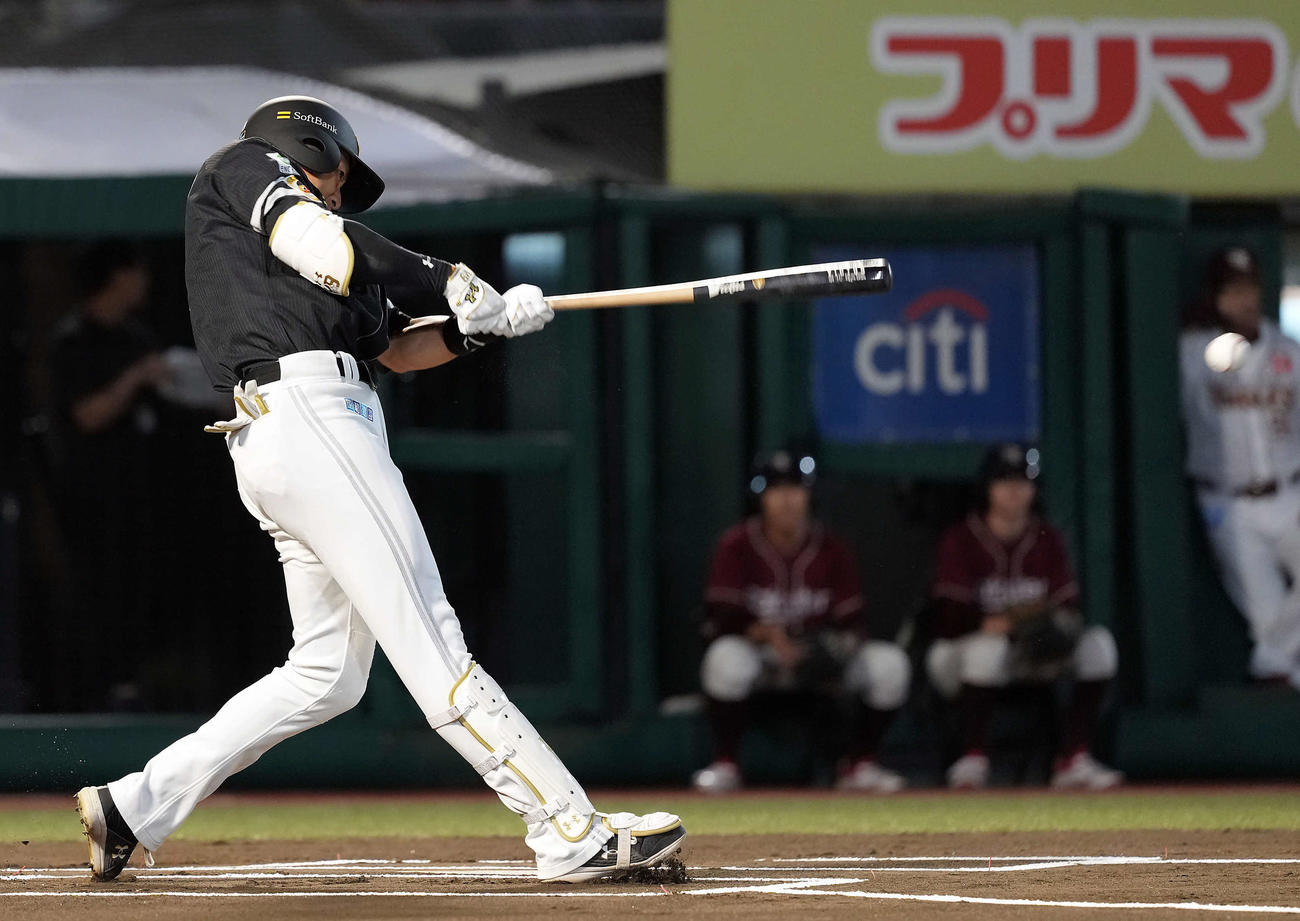 楽天対ソフトバンク　1回表ソフトバンク無死、右前二塁打を放つ柳田（撮影・たえ見朱実）