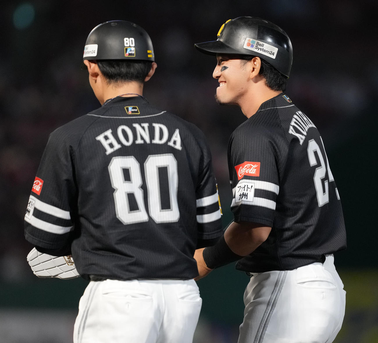 楽天対ソフトバンク　1回表ソフトバンク無死一、三塁、一塁内野安打を放った栗原（撮影・たえ見朱実）