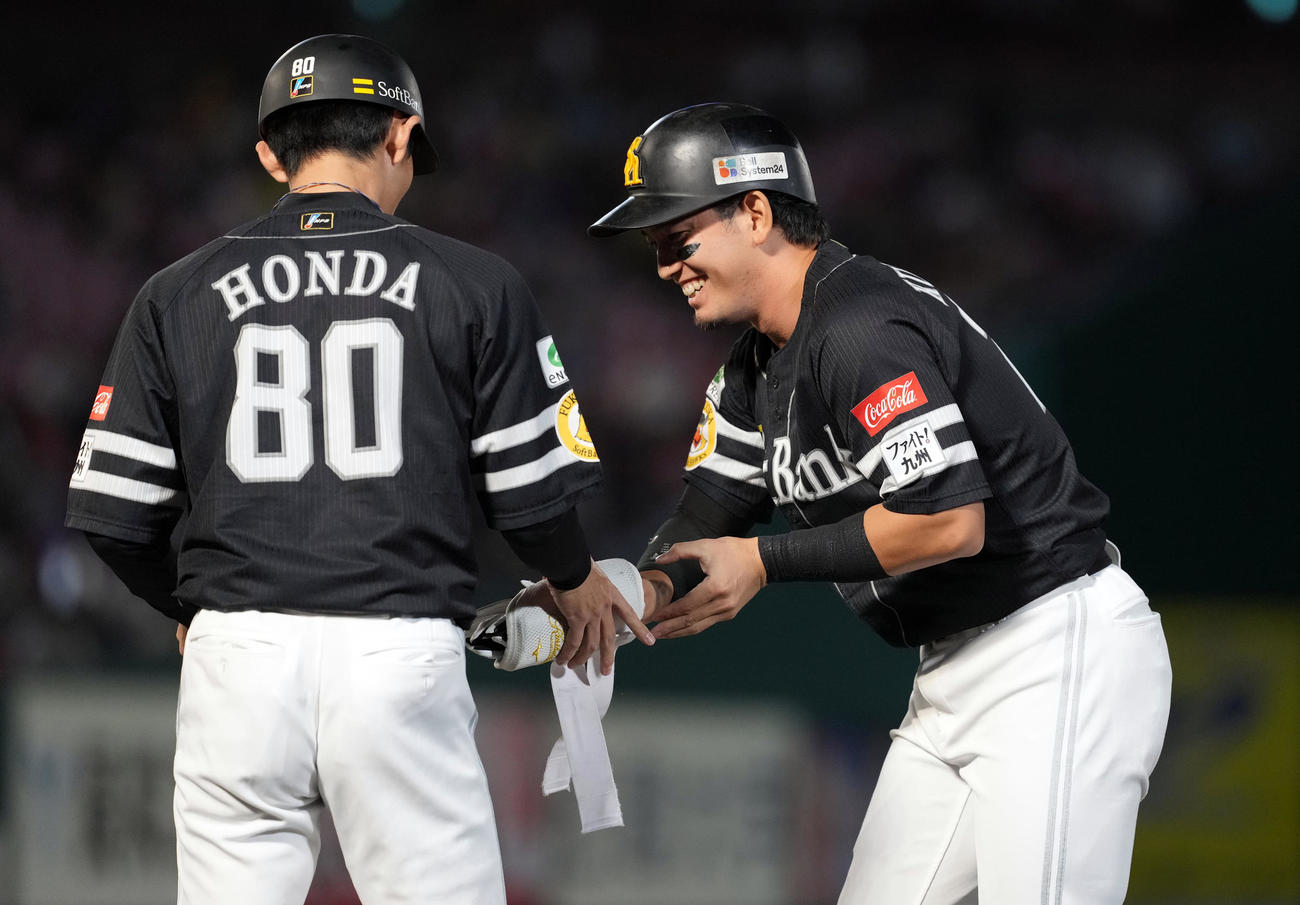 楽天対ソフトバンク　1回表ソフトバンク無死一、三塁、一塁内野安打を放った栗原（撮影・たえ見朱実）