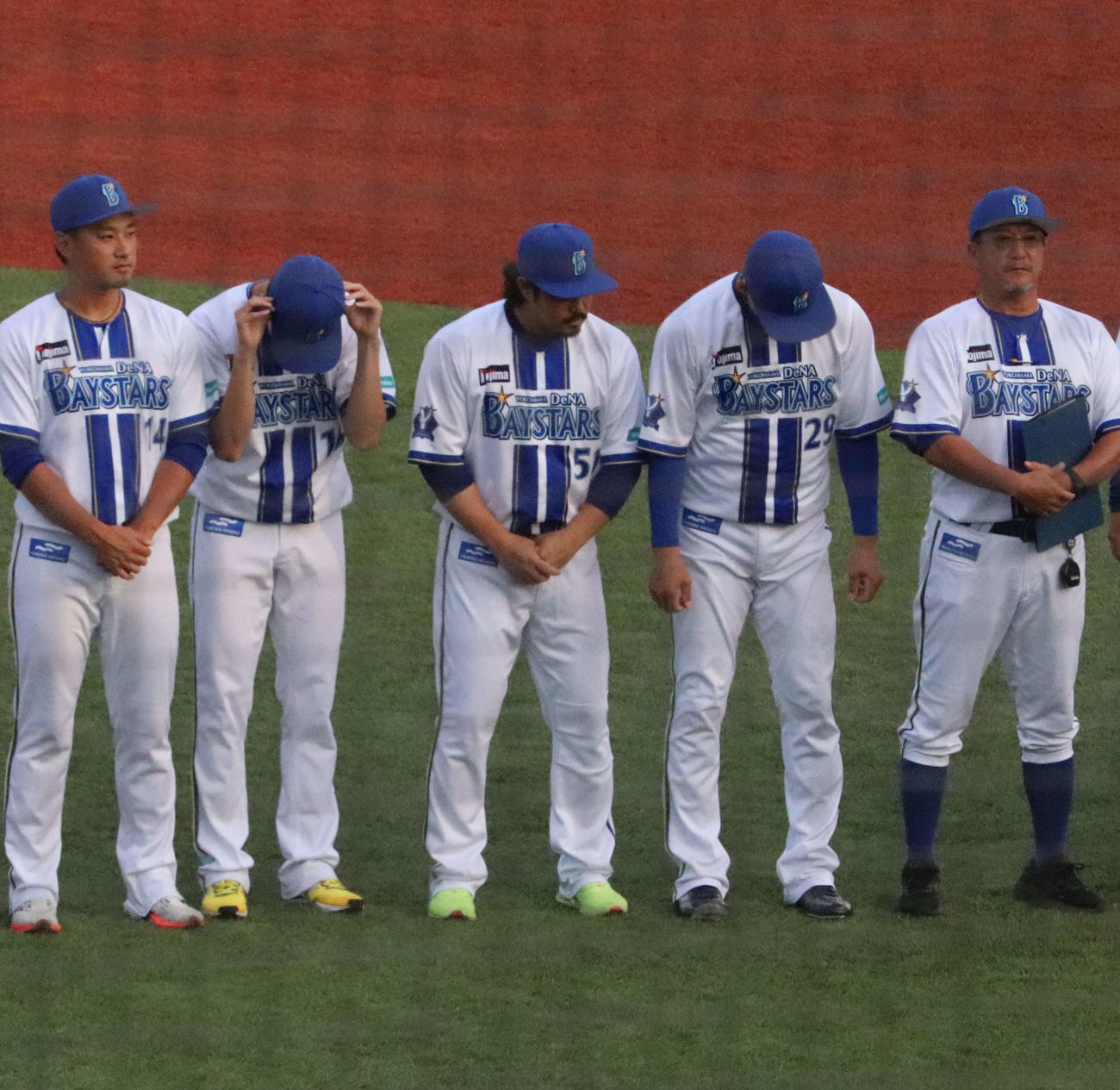 今季の本拠地ファーム最終戦後にファンにあいさつしたDeNA宮崎（中央）（撮影・小早川宗一郎）