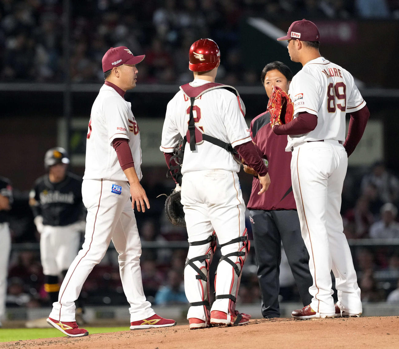 楽天対ソフトバンク　4回途中でマウンドを降りる楽天ヤフーレ（右）。左は三木監督（撮影・たえ見朱実）