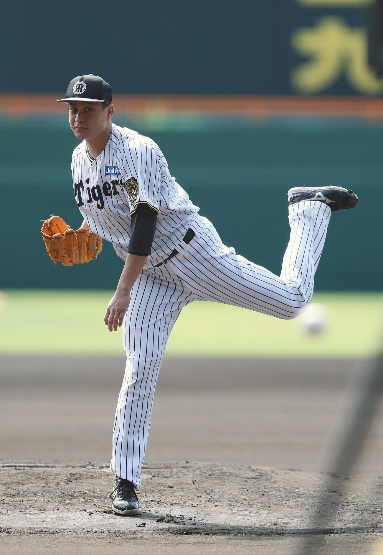 甲子園球場のマウンドで投球練習する阪神大竹（撮影・前田充）