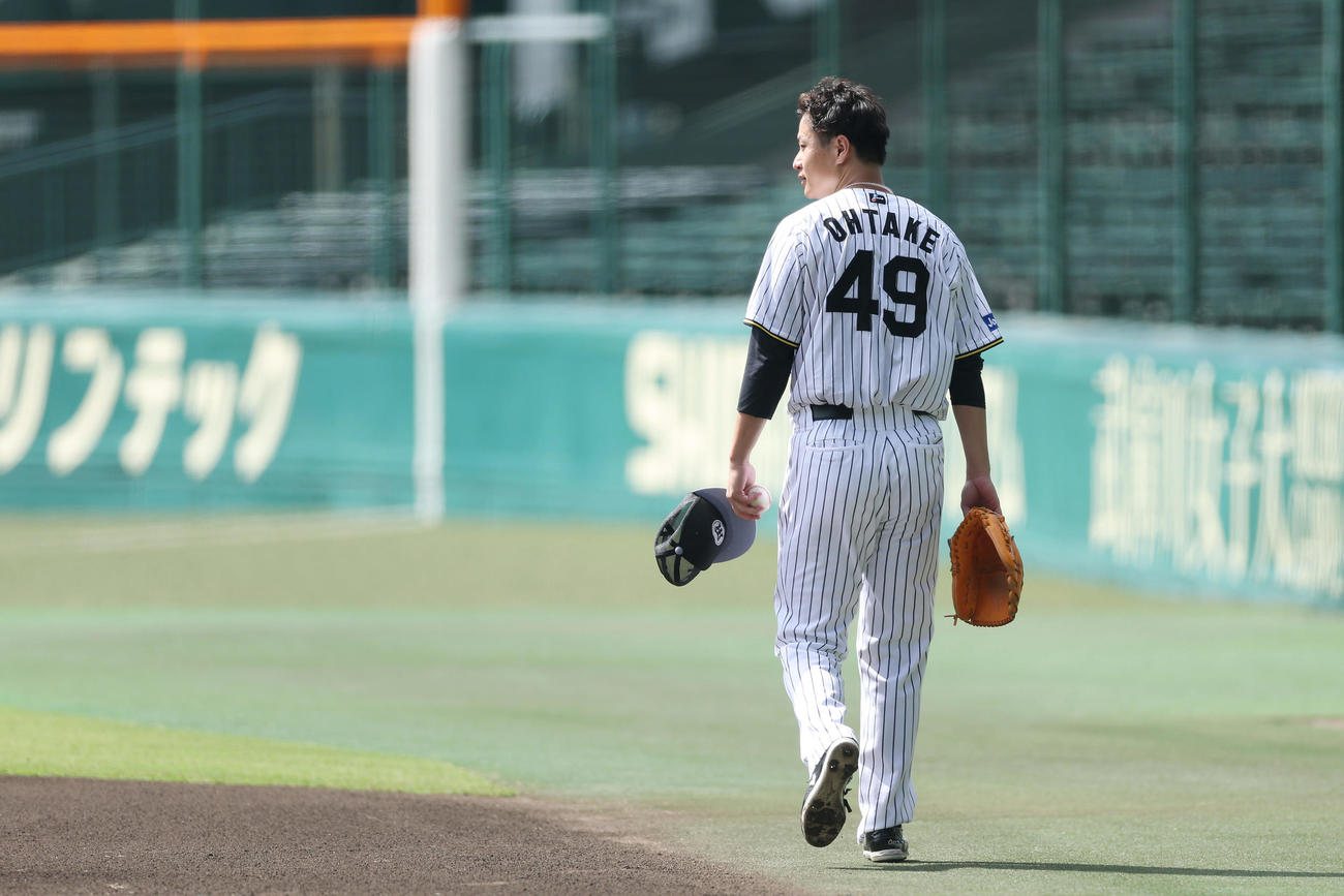 甲子園球場のマウンドで投球練習を行った阪神大竹（撮影・前田充）