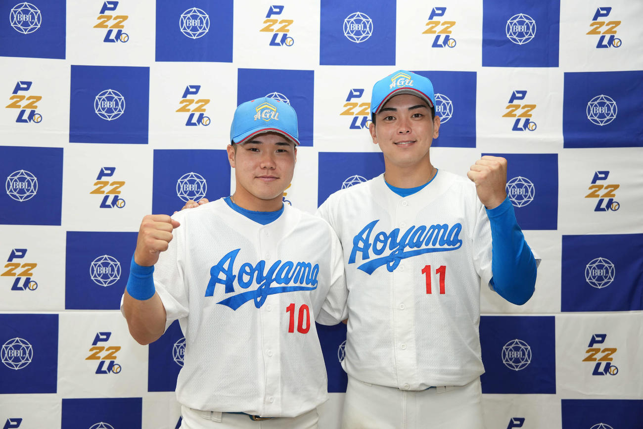 青学大対中大　中大に勝利し会見でガッツポーズをする小田（左）と中西（撮影・小島史椰）