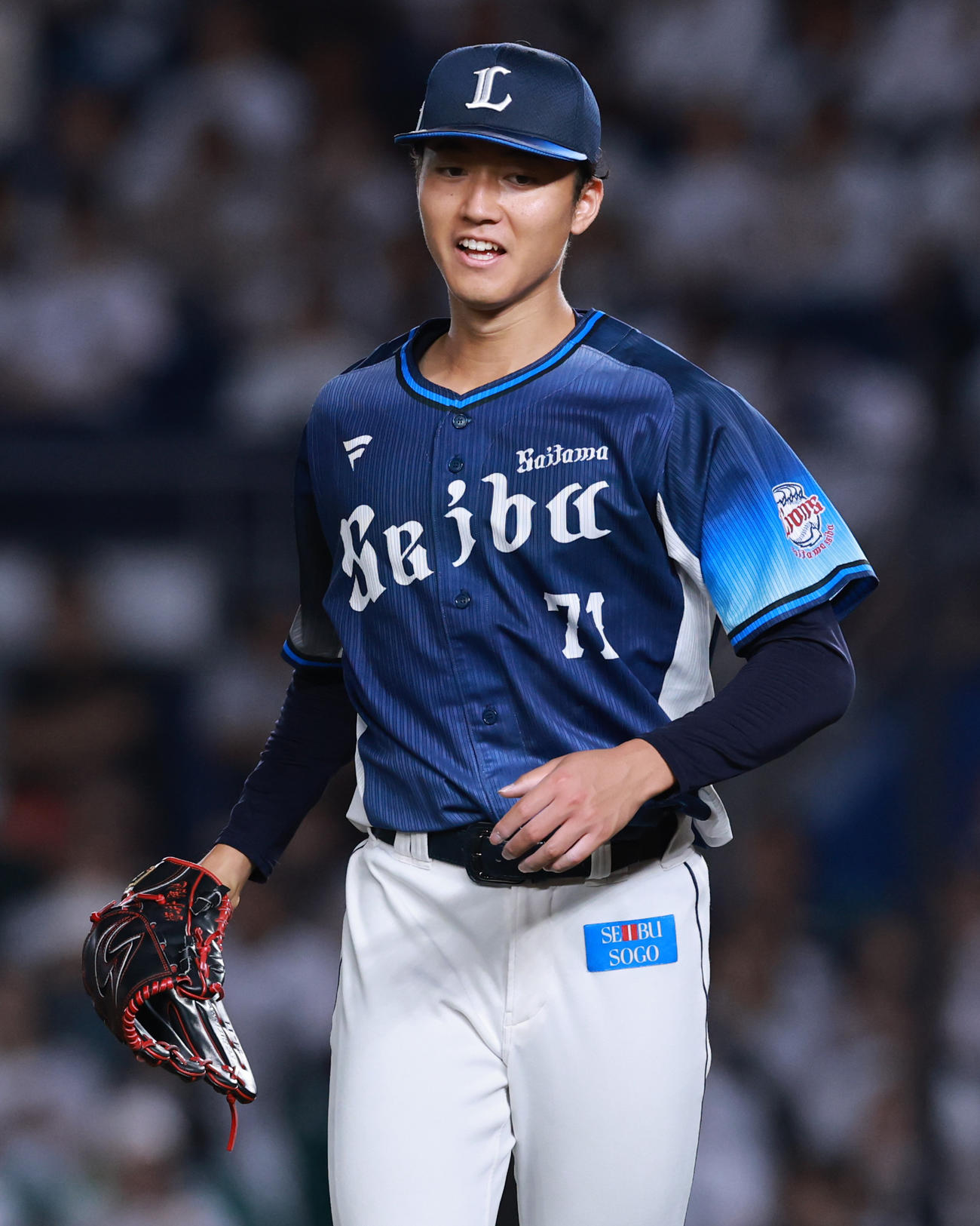 ロッテ対西武　4回裏ロッテ1死一、三塁、山本を併殺に仕留め喜ぶ菅井（撮影・野上伸悟）