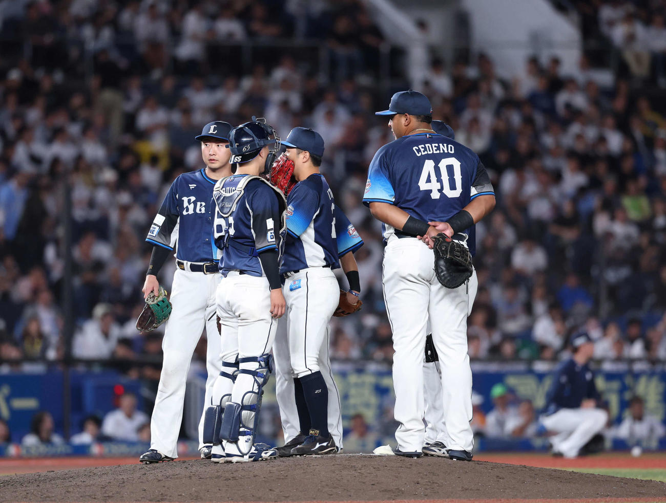 ロッテ対西武　6回裏ロッテ　交代した糸川（左から3人目）を中心にマウンドに集まる西武ナイン（撮影・増田悦実）