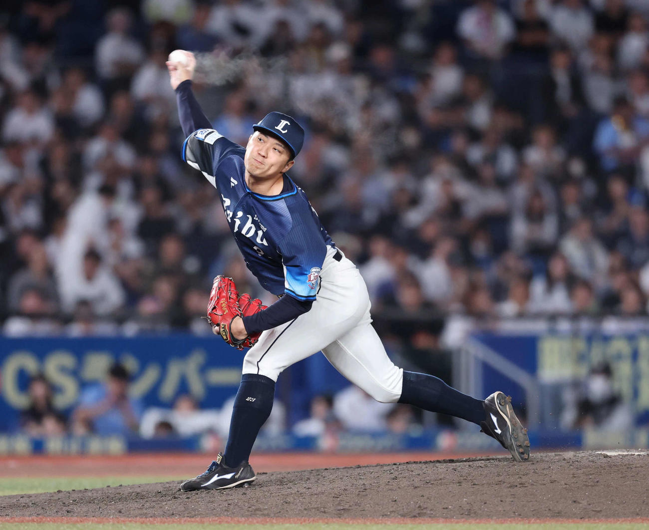 ロッテ対西武　6回裏から登板し力投する西武糸川（撮影・増田悦実）