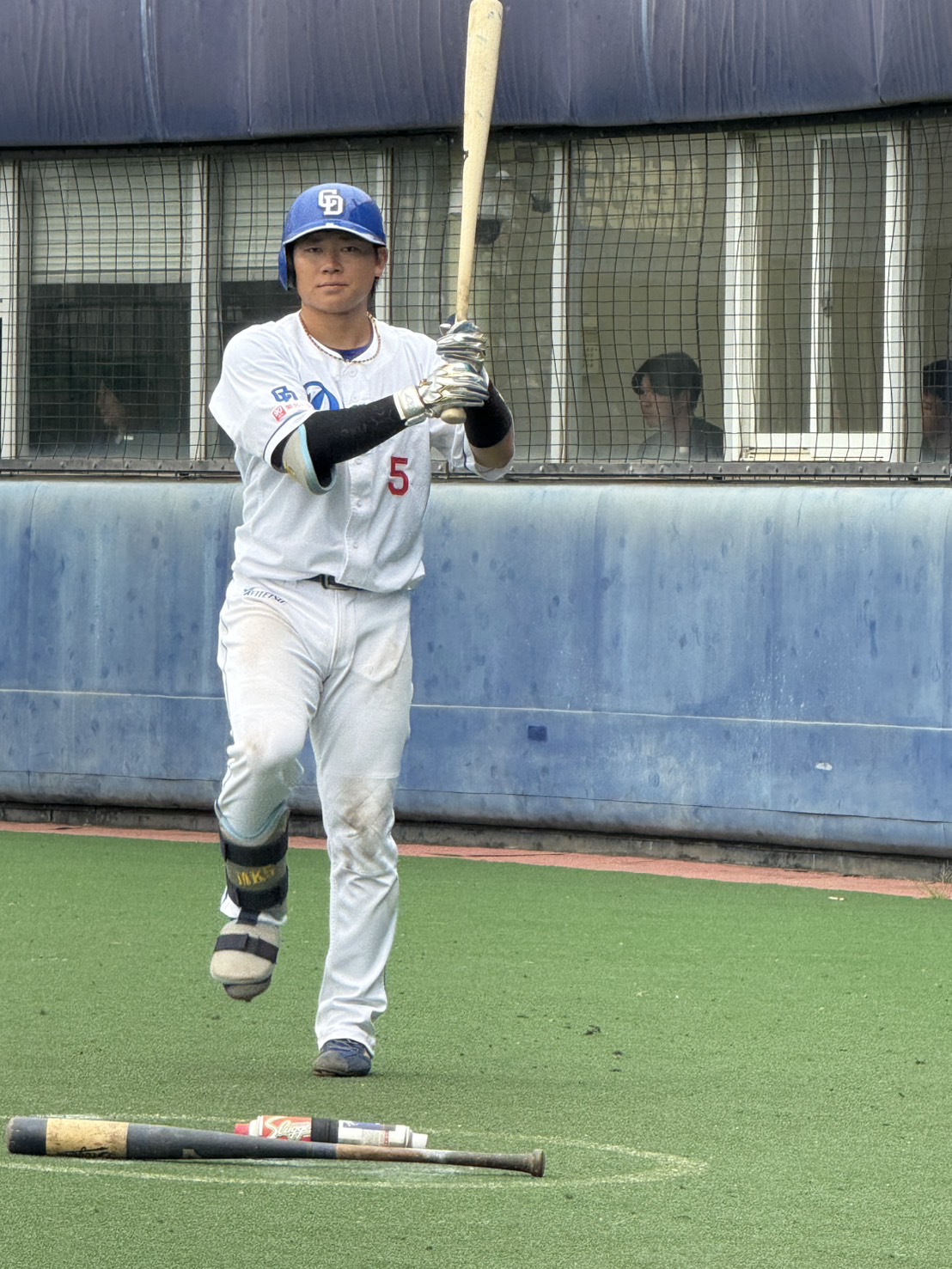 ウエスタンリーグ　中日対くふうハヤテ　中日村松はネクストバッターズサークルで準備する（2025年9月24日、ナゴヤ球場）
