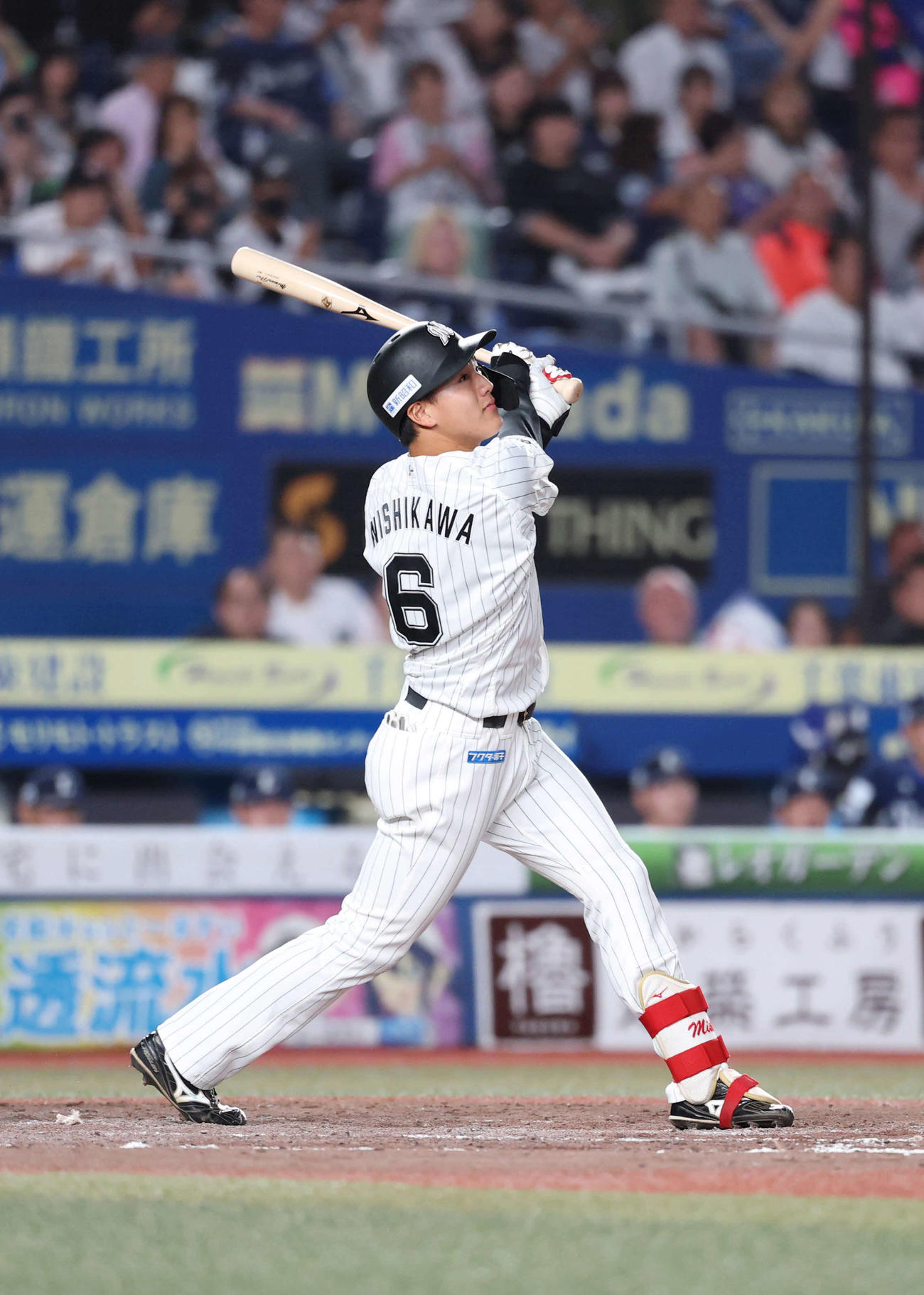 ロッテ対西武　5回裏ロッテ1死一塁、内野安打を放つ西川（撮影・増田悦実）