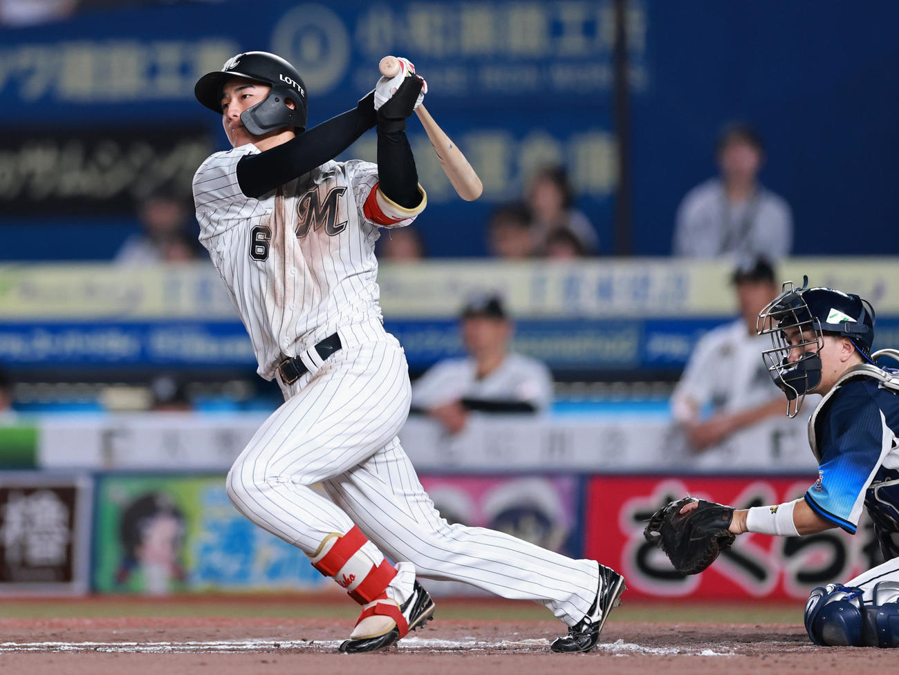 ロッテ対西武　6回裏ロッテ1死一、三塁、左適時二塁打を放つ西川（撮影・野上伸悟）