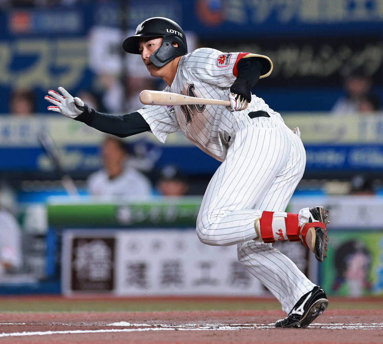 ロッテ対西武　6回裏ロッテ1死一、三塁、左適時二塁打を放つ西川（撮影・野上伸悟）