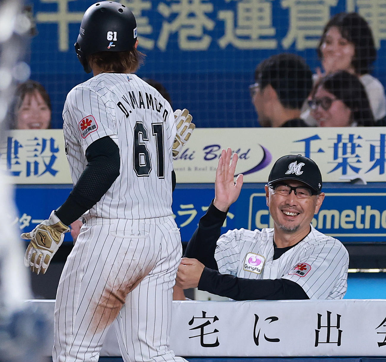 ロッテ対西武　6回裏ロッテ1死一、三塁、西川の左適時二塁打を喜ぶ吉井監督（撮影・野上伸悟）