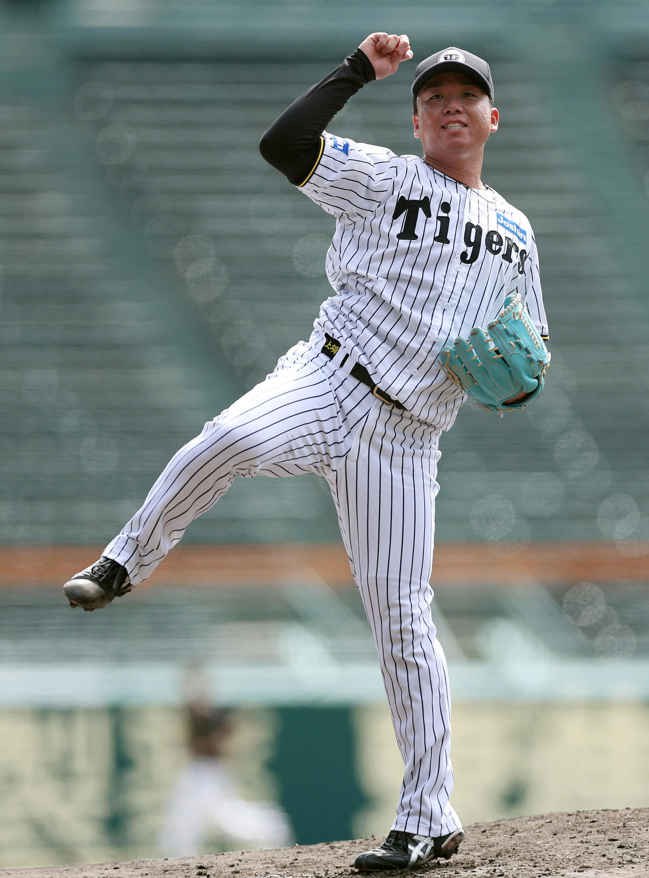 甲子園球場のマウンドで投球練習する阪神村上（撮影・前田充）