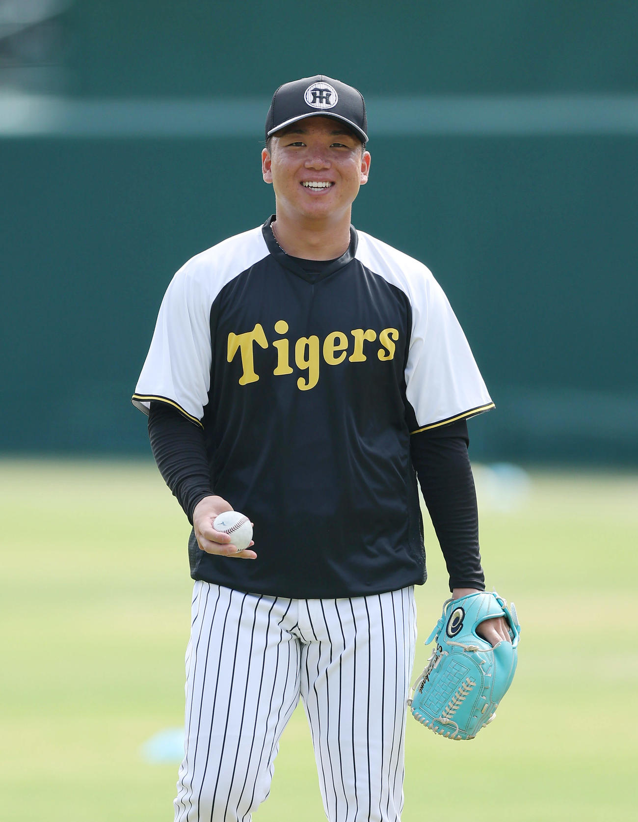 笑顔を見せながらキャッチボールする阪神村上（撮影・前田充）