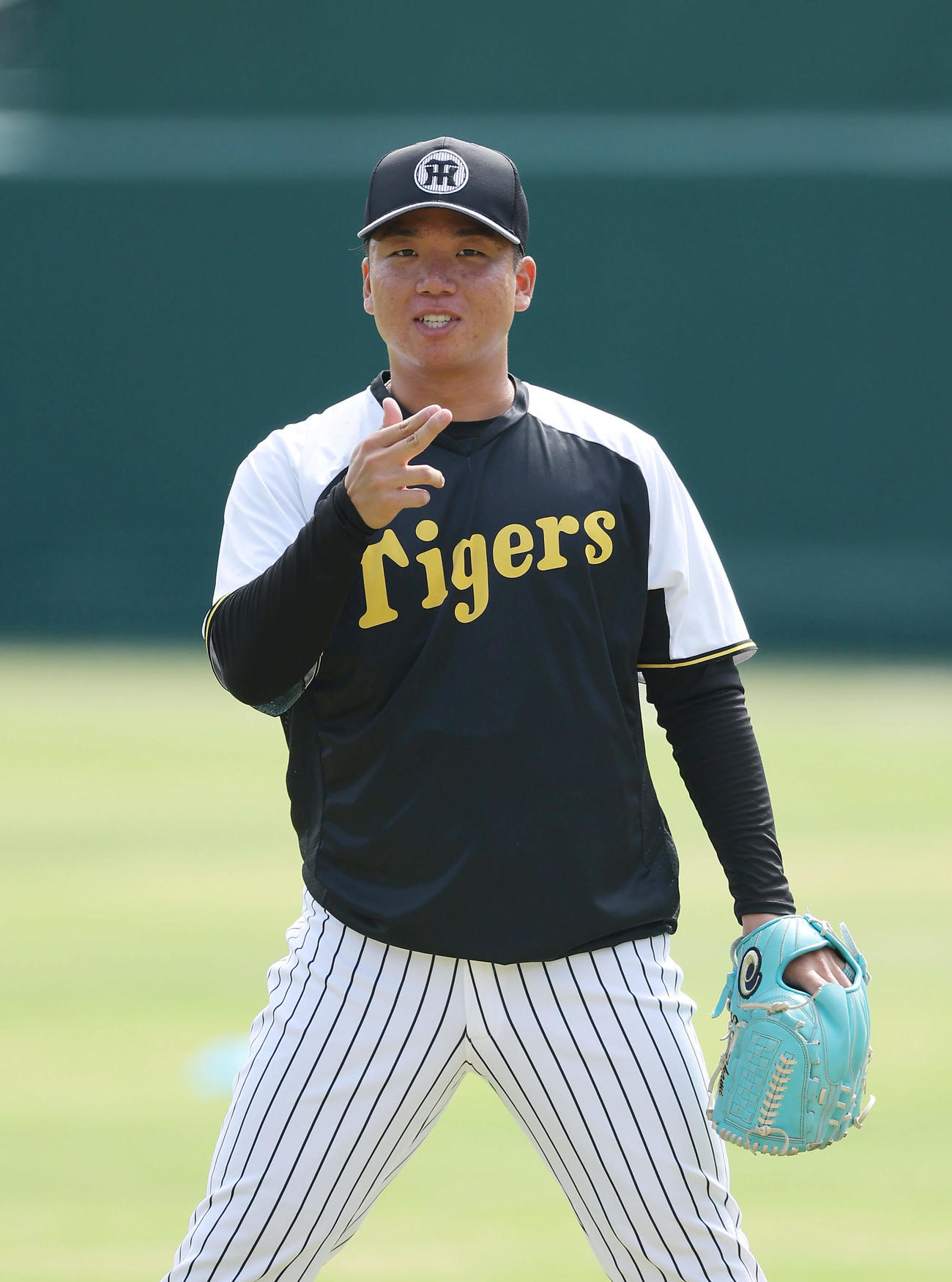 キャッチボールで調整する阪神村上（撮影・前田充）