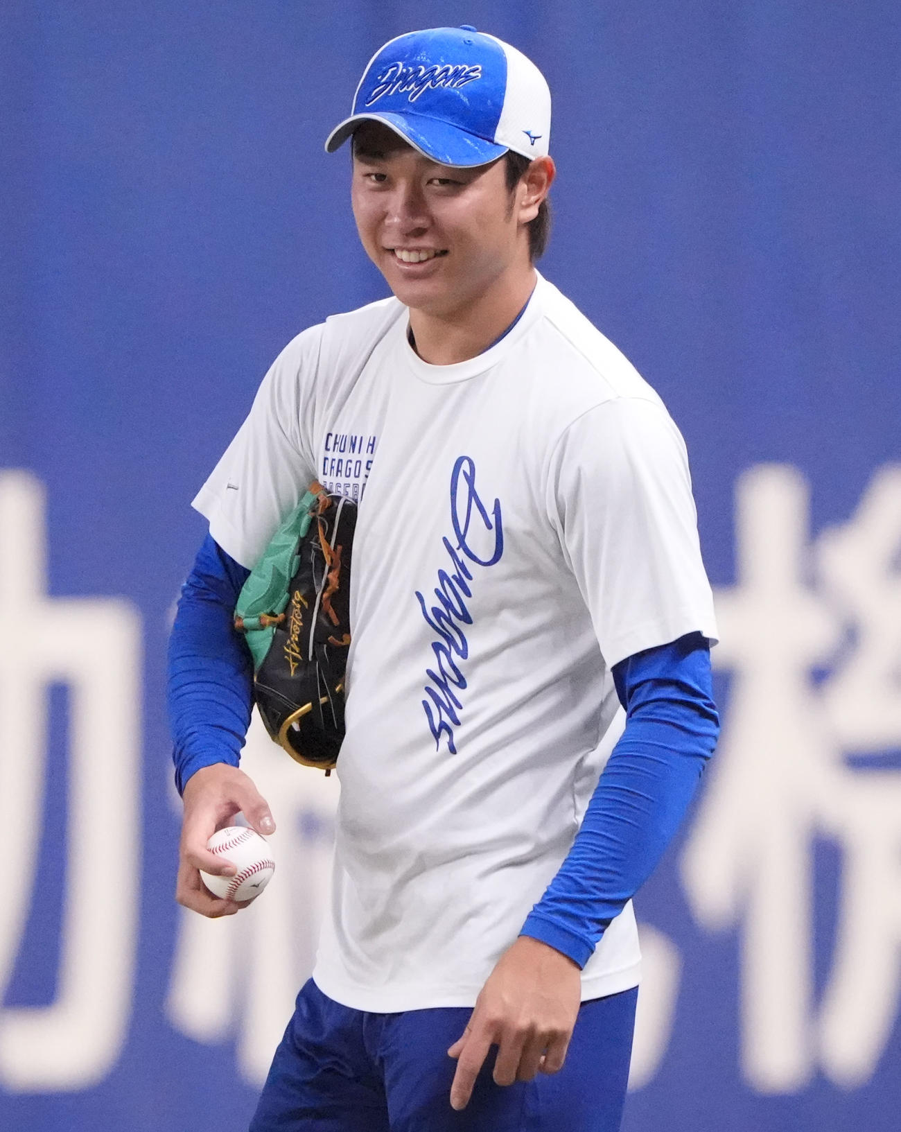 練習の合間に明るい表情を見せる高橋宏（撮影・森本幸一）
