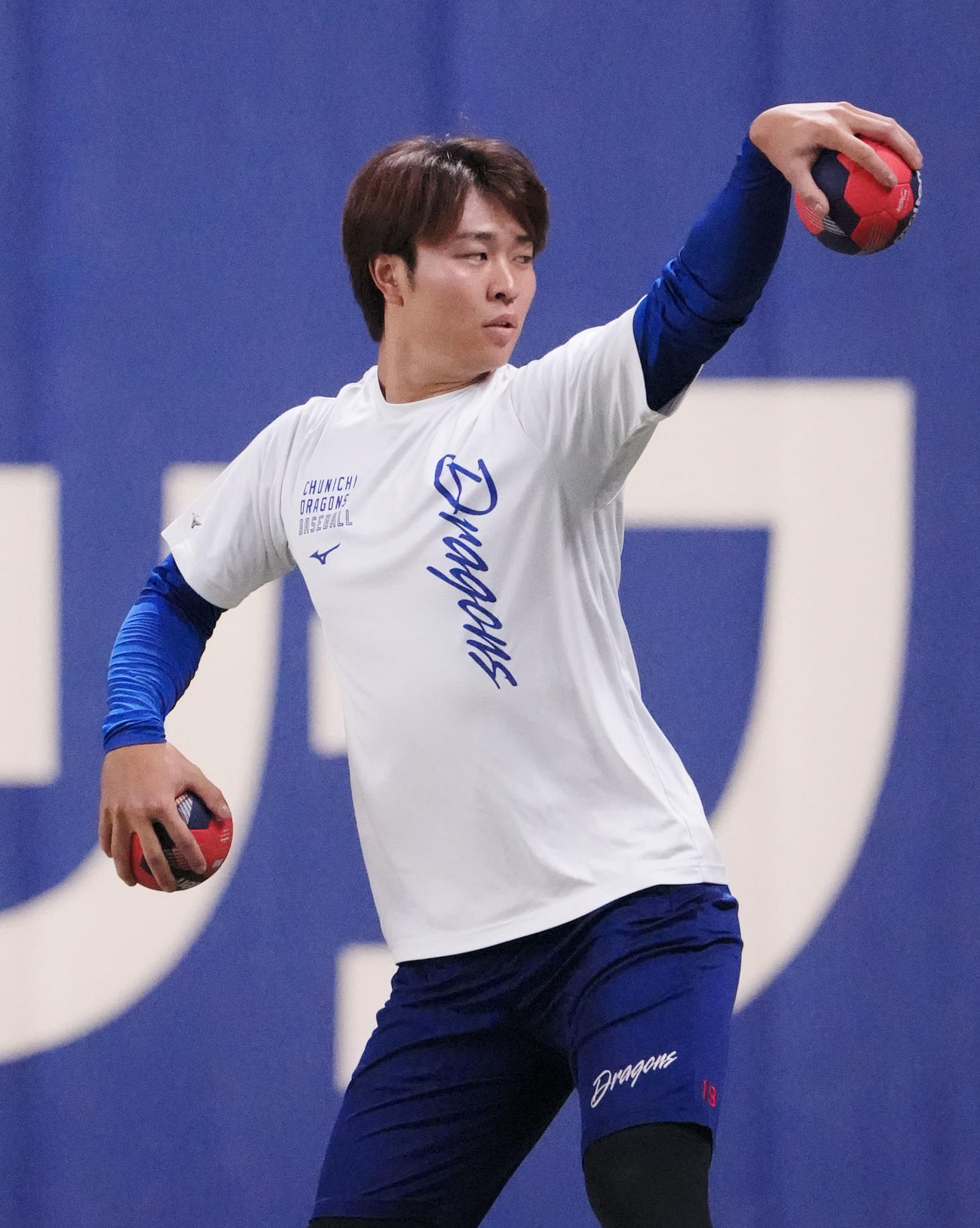 ハンドボールを利用しトレーニングをする高橋宏（撮影・森本幸一）