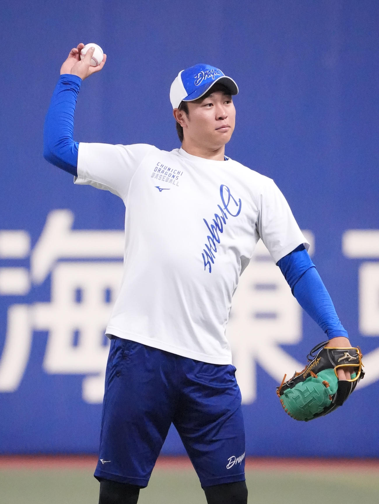 キャッチボールをする高橋宏（撮影・森本幸一）