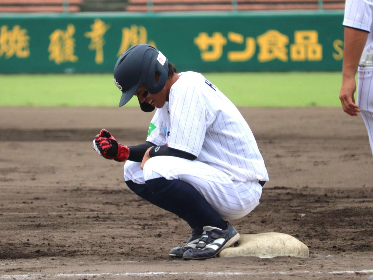 日本製鉄瀬戸内対サムティ　　先制V打を放ち、7回1死満塁で中前適時打を放ち塁上でガッツポーズする日本製鉄瀬戸内・広田（撮影・中島麗）