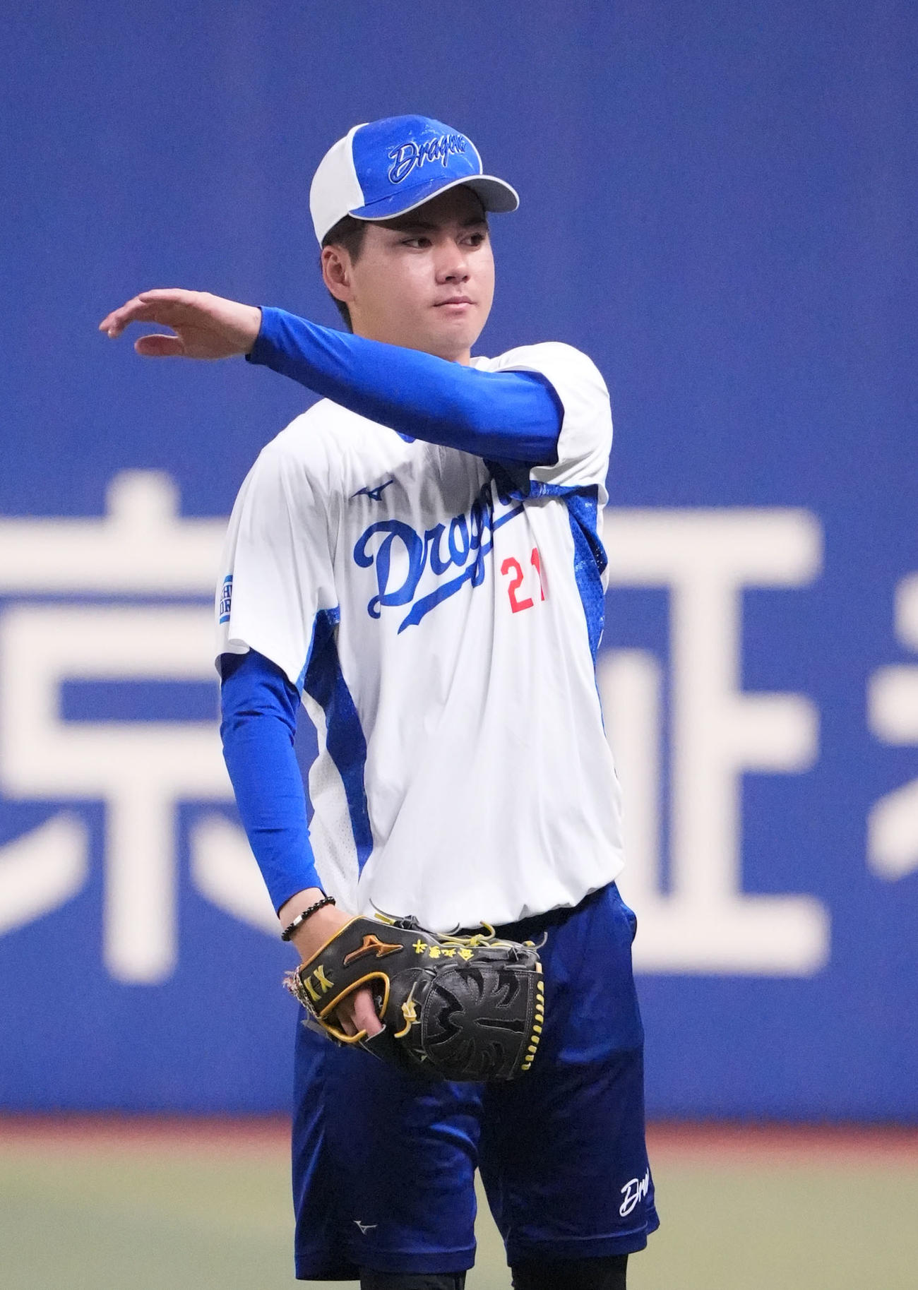 キャッチボールをする金丸（撮影・森本幸一）