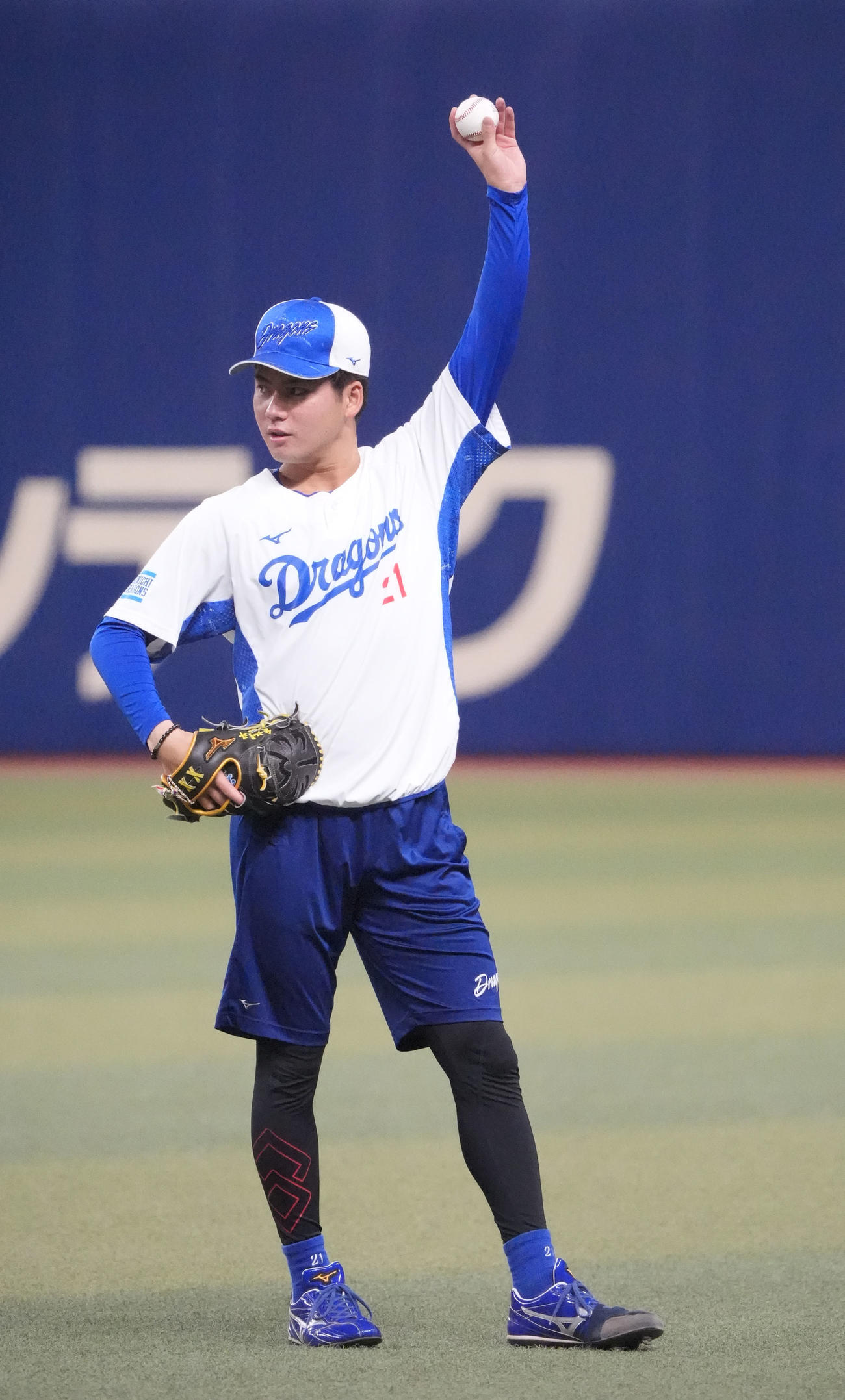 キャッチボールをする金丸（撮影・森本幸一）