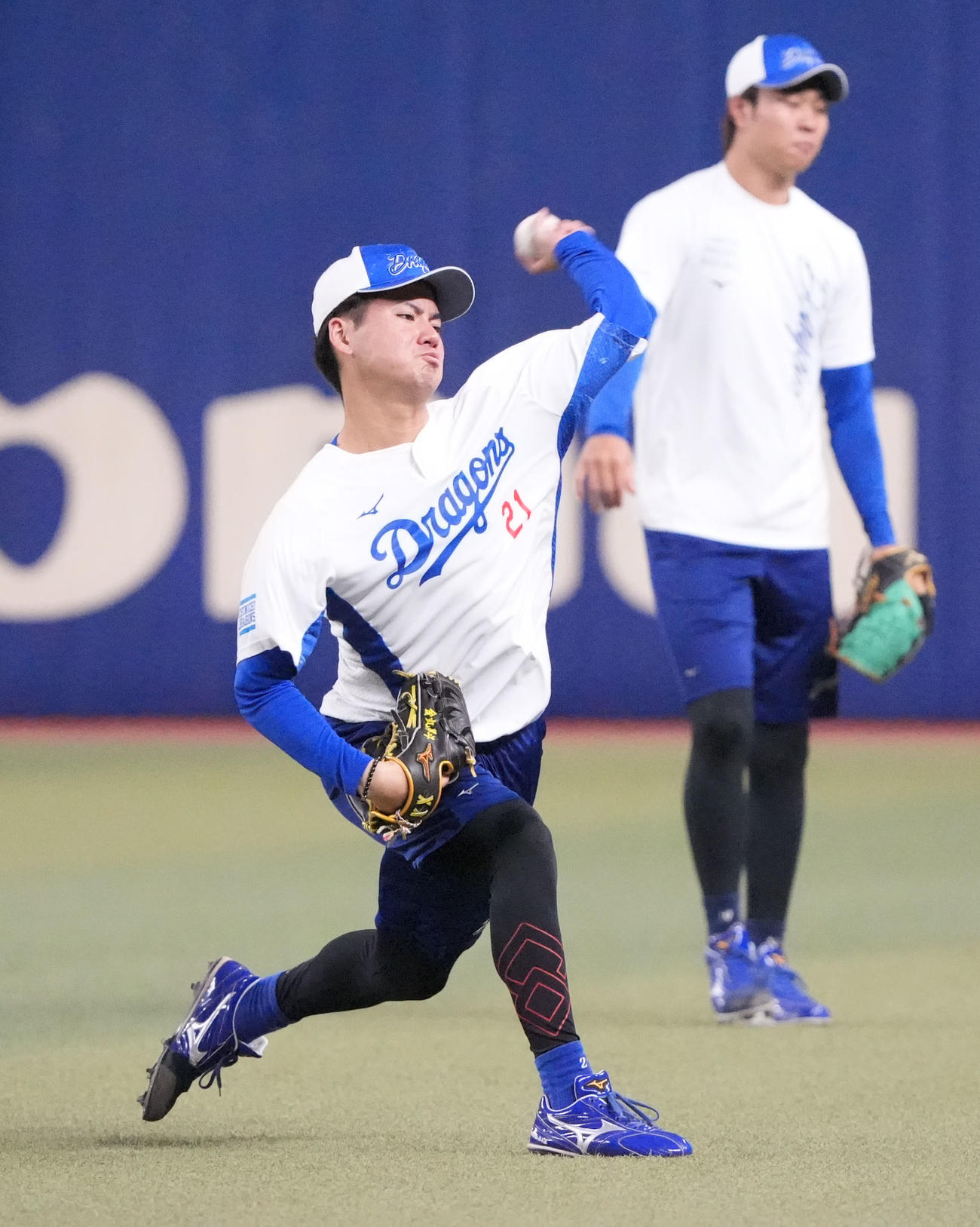 キャッチボールをする金丸（左）右は高橋宏（撮影・森本幸一）