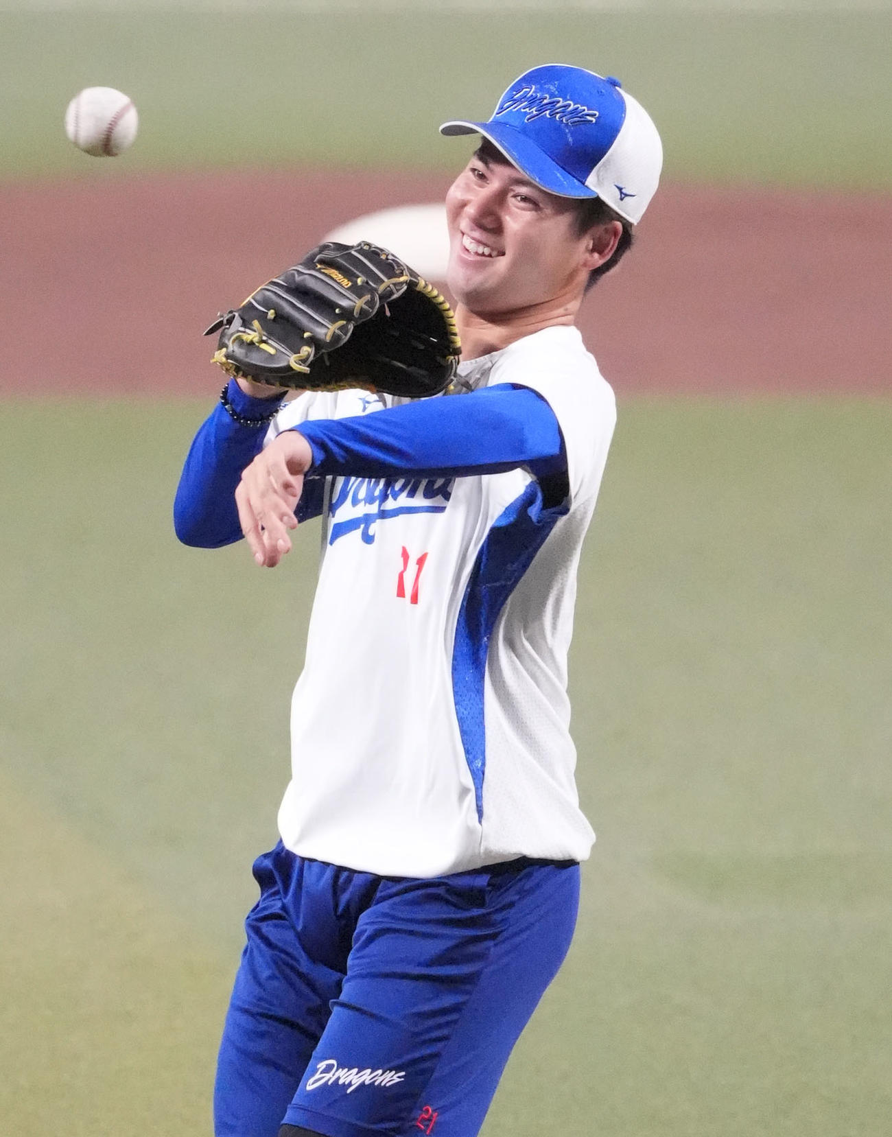 ノックを受ける金丸（撮影・森本幸一）