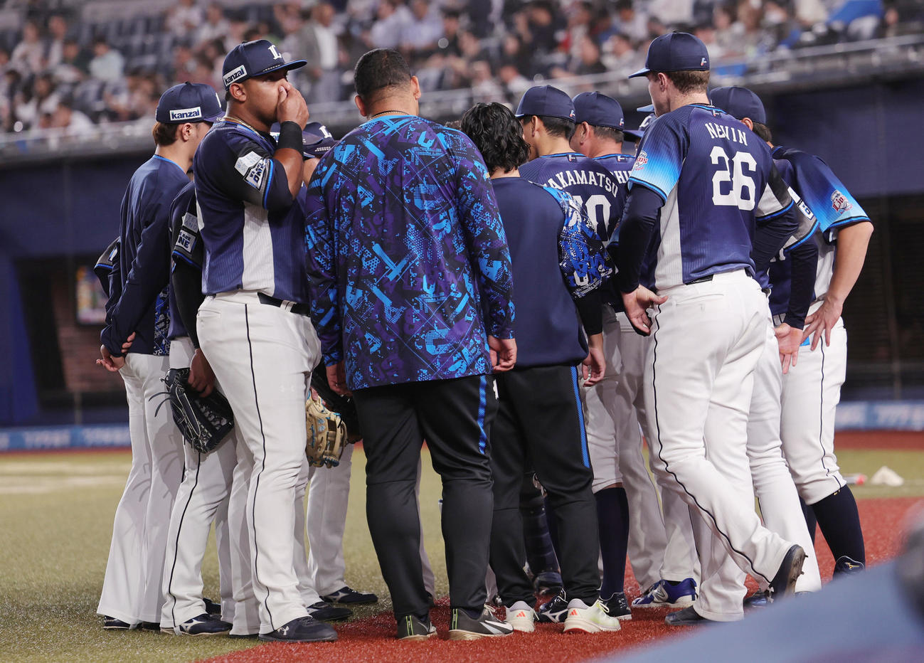ロッテ対西武　完全試合阻止に向け、6回表の攻撃を前にベンチ前で円陣を組む西武の選手たち（撮影・野上伸悟）