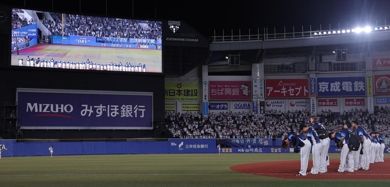 ロッテ対西武　ZOZOマリンスタジアムでの今季最終戦を終え、左翼スタンドのファンにあいさつする西武の選手たち（撮影・野上伸悟）