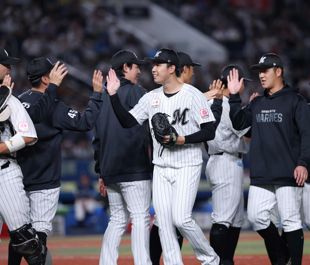 ロッテ対西武　完封し笑顔でハイタッチをするロッテ木村（撮影・増田悦実）
