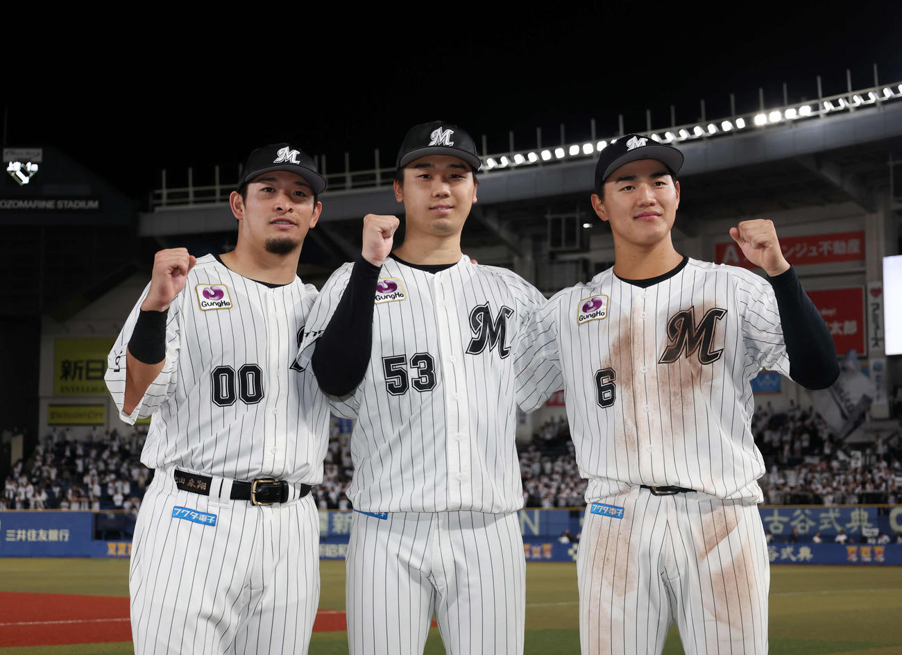 ロッテ対西武　勝利し笑顔でガッツポーズをする左からロッテ池田、木村、西川（撮影・増田悦実）